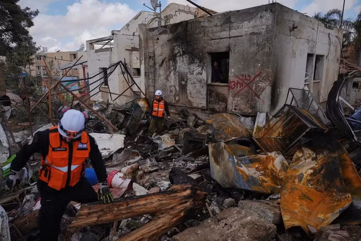 Lần này, chính những người dân Israel lại phải liên tục phải xuống hầm để bảo toàn mạng sống. Những tiếng còi báo động làm đảo lộn cuộc sống của toàn thể đất nước Israel. Trong khi đó, huyết mạch của nền kinh tế Israel đã bị cắt đứt, khi một cuộc phong tỏa kép trên không và trên biển.