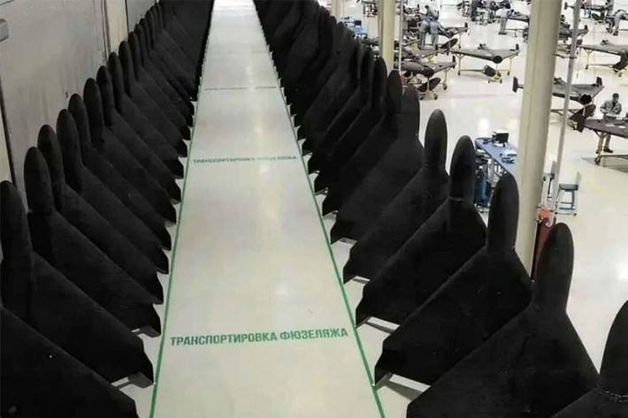 Tiếp đến là việc RFAF đưa vào sử dụng ồ ạt UAV tấn công tự sát Geran (Geranium) với nhiều phiên bản. Hơn một năm trước, Tổng thống Nga Putin đã giao nhiệm vụ cho các tướng lĩnh của RFAF, khẩn trương giải quyết tình trạng UAV của Ukraine hoạt động tràn lan.