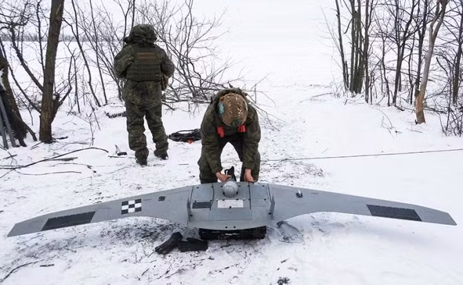 Và bất kỳ sự phân tâm nào của AFU ở phần còn lại của Donetsk, đều là một cú hích cho cuộc tiến công về phía cụm đô thị Slavyansk-Kramatorsk, nơi mà AFU đang bám trụ như là khu vực phòng thủ lớn cuối cùng (sau khi mất Pokrovsk) ở phần Donbass mà họ kiểm soát.