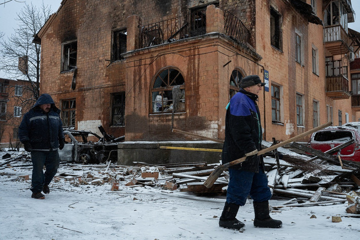 Trong khi đó, khoản vay 90 tỷ euro của EU cho Ukraine đã bị trì hoãn do những bất đồng nội bộ; viện trợ của phương Tây chủ yếu là thiết bị quân sự; trong khi các nhu cầu thiết yếu cho dân thường như thiết bị sưởi ấm và phụ tùng đường ống thì nguồn cung khan hiếm, khiến đời sống người dân càng cơ cực.