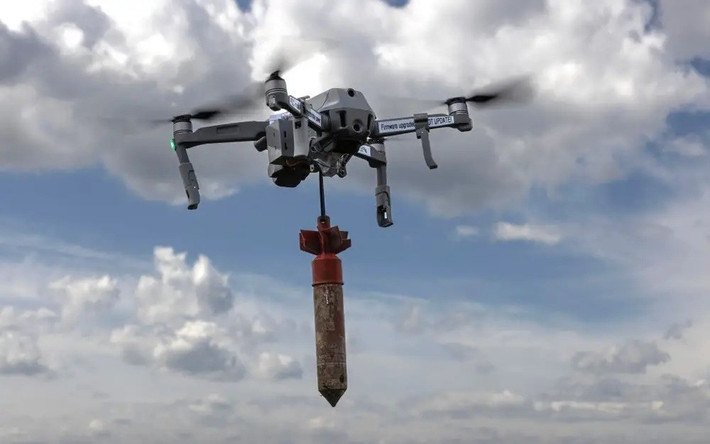 Kết quả là nhiều binh lính Ukraine vừa rút khỏi thành phố Pokrovsk, đã bị mắc kẹt trong một bãi mìn gần sông Grishinka. Lúc này, các UAV FPV của Nga liên tục xuất hiện trên đầu và bắt đầu tấn công vào lính Ukraine, bằng cách đâm thẳng vào họ, hoặc thả lựu đạn từ trên không, gây thương vong nghiêm trọng.