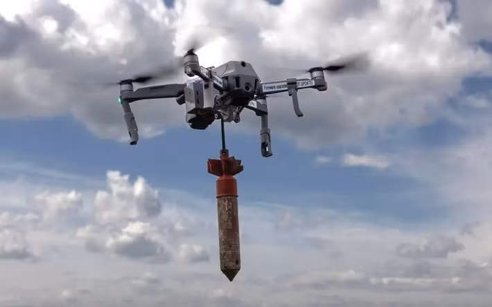 Kết quả là nhiều binh lính Ukraine vừa rút khỏi thành phố Pokrovsk, đã bị mắc kẹt trong một bãi mìn gần sông Grishinka. Lúc này, các UAV FPV của Nga liên tục xuất hiện trên đầu và bắt đầu tấn công vào lính Ukraine, bằng cách đâm thẳng vào họ, hoặc thả lựu đạn từ trên không, gây thương vong nghiêm trọng.