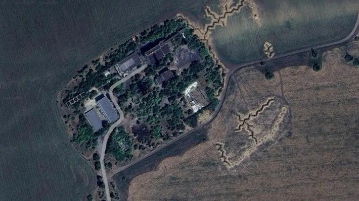 Tuy nhiên, những hình ảnh vệ tinh gần đây đã đặt ra nghi ngờ về sự tồn tại của tuyến phòng thủ này. Ngay cả các phương tiện truyền thông phương Tây, luôn không ủng hộ Nga, cũng so sánh việc xây dựng các công sự bên ngoài Pokrovsk với việc sửa chữa một chiếc máy bay khi đang bay.