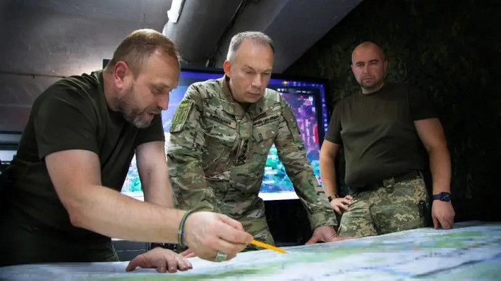 Điều khiến tướng Syrsky cảm thấy “cần phải lên tiếng”, sau khi nhiều đại biểu quốc hội nước này, yêu cầu người đứng đầu chính quyền Kiev ngay lập tức cách chức Tổng tư lệnh Lực lượng Vũ trang Ukraine, do thất bại ở Pokrovsk và hai lữ đoàn bị bao vây tại Myrnohrad.