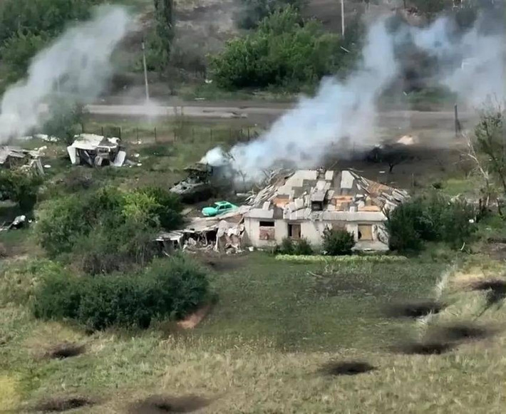 Xung đột nội bộ giữa máy bay chiến đấu F-16 và hệ thống tên lửa phòng không Patriot, cũng đã phản ánh căn bệnh mãn tính của Mỹ trong việc bán vũ khí ra nước ngoài, với mục đích thương mại là chính, chứ không phải bán để sử dụng; vì việc sử dụng vũ khí luôn đi đôi với điều kiện chính trị.