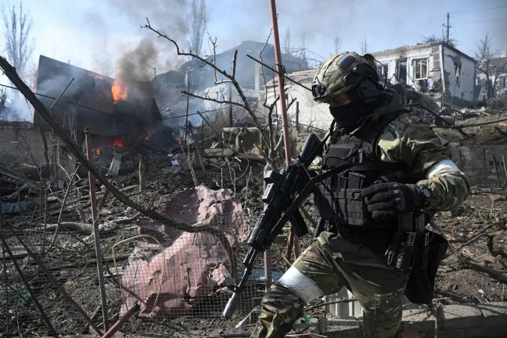 Do đó, Sư đoàn xe tăng 90 hiện nay chủ yếu dựa vào các cuộc tấn công của bộ binh. Nhìn vào khu vực tam giác nơi Sư đoàn đóng quân, có một điểm nhô ra do Quân đội Ukraine (AFU) kiểm soát nằm giữa khu vực tác chiến của Sư đoàn và Tập đoàn quân số 41, và ở giữa có một thị trấn cỡ trung bình, đó là Novopavlivka.