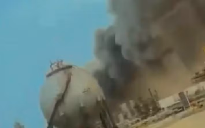 Kết quả của các cuộc tấn công bằng UAV của Iran, một trong những nhà máy lọc dầu lớn nhất thế giới, thuộc sở hữu của Saudi Aramco ở Ras Tanur (Ả Rập Xê Út), đã phải đóng cửa vào ngày 3/3.