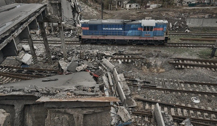 Cuộc tấn công của RFAF vào hệ thống đường sắt có ba mục tiêu chính: thứ nhất, cắt đứt việc vận chuyển ngũ cốc của Ukraine tới cảng Odessa và tạo ra doanh thu từ xuất khẩu; thứ hai, vô hiệu hóa khả năng huy động lực lượng trên diện rộng của quân đội Ukraine; và cuối cùng là cắt đứt các tuyến đường viện trợ quân sự của NATO.