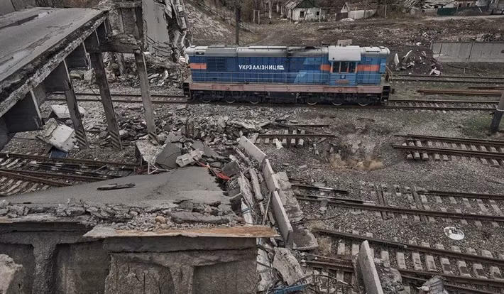 Trong khi đó, chuyên gia Vladimir Prokhvatilov tin rằng có hai lý do khác dẫn đến các cuộc tấn công quy mô lớn vào ngành hậu cần đường sắt Ukraine, đó là lý do quân sự và chính trị. “Bằng cách phá hủy những gì còn sót lại của tổ hợp quốc phòng, ngành năng lượng và hậu cần của Ukraine, Nga đang chuyển lợi thế quân sự của mình thành lợi thế chính trị”; chuyên gia này kết luận. (nguồn ảnh Kyiv Independent, Ukrinform, Sputnik).