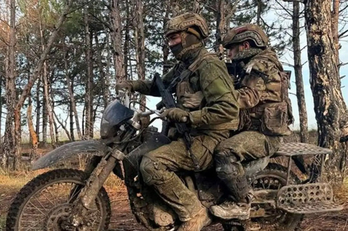 Trong khi đó, Lữ đoàn Phòng thủ lãnh thổ Độc lập số 102 AFU, vốn đã tương đối thành công ở cánh phải, đã ngăn chặn được quân Nga tấn công, mặc dù sau đó họ phải rút lui. Lý do là sau khi quân Nga chọc thủng tuyến phòng thủ của đơn vị bạn, Lữ đoàn 102 thấy họ bị các mũi xung kích của Nga bao vây.