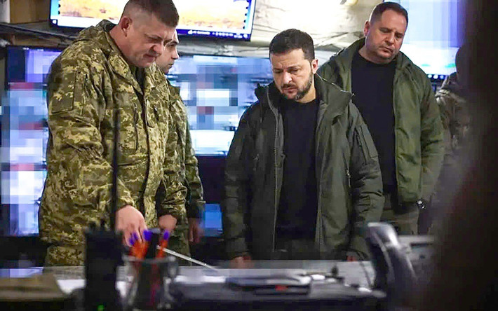 Do không có thay đổi đáng kể nào trên tiền tuyến trong một thời gian dài và áp lực từ tiến trình hòa bình, cả giới lãnh đạo cấp cao của Nga và Ukraine đều đang theo dõi sát sao trận chiến ở Pokrovsk. Tổng thống Ukraine Zelensky đã mạo hiểm đến thăm sở chỉ huy tiền phương AFU, ở một thị trấn gần Pokrovsk vào tháng 10, nhưng không thể giúp đảo ngược tình thế suy yếu của lực lượng phòng thủ.