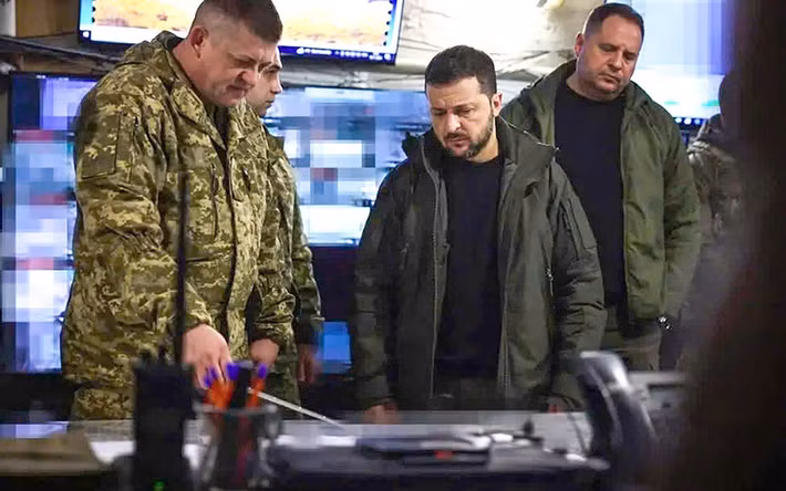 Tuy nhiên, Ukraine không thể để tình hình rơi “tự do”, Tổng thống Zelensky đã trực tiếp đến mặt trận Zaporozhye để gặp gỡ, động viên Quân đội Ukraine, nhấn mạnh sự tập trung của Kiev vào Zaporizhzhia. Xét cho cùng, Zaporozhye không chỉ có Nhà máy điện hạt nhân, mà còn cả chính thành phố.