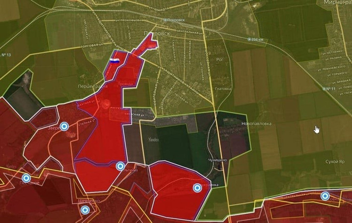 Phong cách chiến đấu của quân Nga tại Pokrovsk tương tự như cuộc tấn công trước đó vào Kupyansk. Đầu tiên sử dụng các nhóm phá hoại nhỏ bí mật luồn sâu vào sau phòng tuyến AFU, sau đó chờ thêm nhiều nhóm khác tiến vào, cố gắng chiếm giữ và bảo vệ các vị trí; nếu không chiếm được, họ sẽ rút lui trước, tập hợp lực lượng mới và quay lại tiếp tục, giống như một "cuộc bao vây du kích".