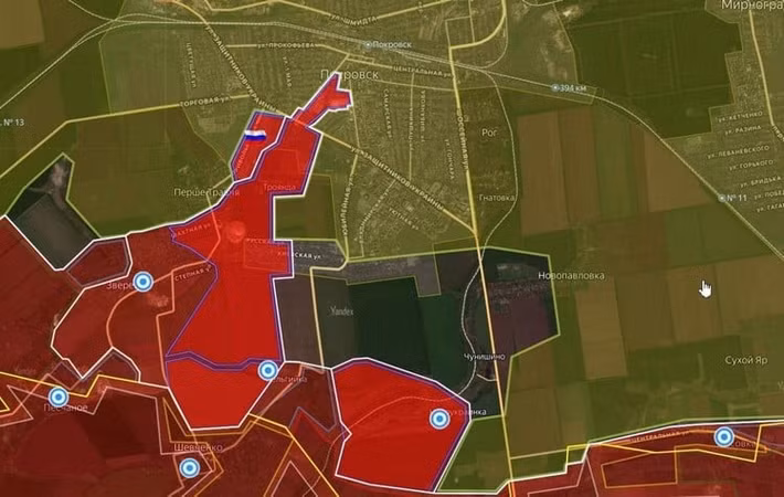 Phong cách chiến đấu của quân Nga tại Pokrovsk tương tự như cuộc tấn công trước đó vào Kupyansk. Đầu tiên sử dụng các nhóm phá hoại nhỏ bí mật luồn sâu vào sau phòng tuyến AFU, sau đó chờ thêm nhiều nhóm khác tiến vào, cố gắng chiếm giữ và bảo vệ các vị trí; nếu không chiếm được, họ sẽ rút lui trước, tập hợp lực lượng mới và quay lại tiếp tục, giống như một "cuộc bao vây du kích".