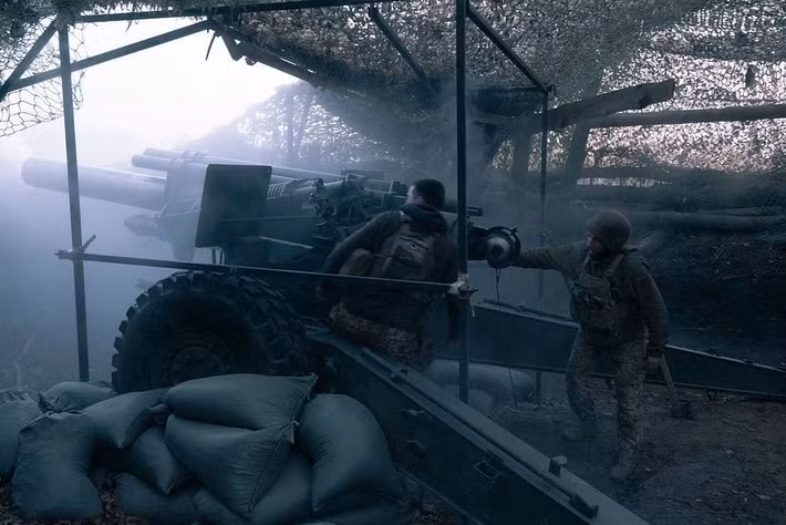 Lượng đạn dược tiêu thụ hàng ngày của AFU trên tiền tuyến vượt xa khả năng cung cấp do họ sản xuất và viện trợ; kho dự trữ tên lửa phòng không của AFU đang trên bờ vực cạn kiệt, khiến họ khó có thể đối phó với một cuộc tấn công dồn dập từ 500 UAV tấn công tự sát của Nga, được sản xuất mỗi ngày.