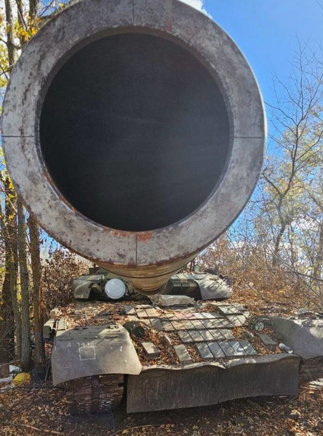 Sau khi Chiến tranh Nga-Ukraine bùng nổ, Sư đoàn xe tăng 90 đã tham gia nhiều chiến dịch. Sau mùa thu năm 2023, Sư đoàn đã tham gia chiến dịch tấn công thành phố Avadivka trong đội hình của Cụm trung tâm, tấn công đến tận Selidove và Ukraika ở Nam Donetsk, sau đó tấn công về phía tây đến ranh giới tỉnh Dnipropetrovsk.