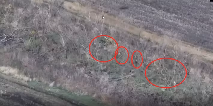 Đoạn phim về việc quân Ukraine rút khỏi thành phố Pokrovsk đã được đưa lên mạng Internet. UAV trinh sát của Nga phát hiện một đoàn quân Ukraine rút khỏi Pokrovsk theo một hàng dọc, và khi quân Ukraine tới khu vực bắn chặn, súng cối của RFAF đã trút hỏa lực xuống.
