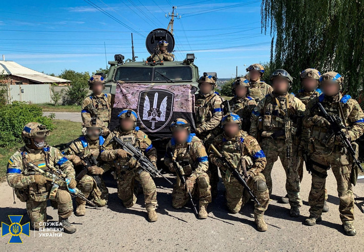 Hiện các xe bọc thép mà AFU đang cố gắng đẩy qua rừng Mali Rivne đang bị đốt cháy ở phía nam Kupyansk, bao gồm cả khu vực Osinovo nói trên. Trong khi Lữ đoàn NGU số 15 vẫn đang dựa vào các đơn vị UAV FPV để hỗ trợ tác chiến, nhưng việc thiếu UAV và việc bị RFAF săn lùng các tổ UAV khiến hiệu suất chiến đấu của các đơn vị này ngày càng kém hiệu quả.