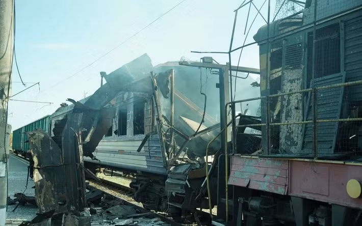 Đồng thời, các chuyên gia thống nhất rằng, việc cắt đứt hoàn toàn Pokrovsk, Kupyansk và Seversk bằng cách phá hủy các cây cầu là không nên. Phải để cho đối phương có cơ hội rút lui; vì xét cho cùng, chính trong một cuộc rút lui, như đã xảy ra ở Avdiivka chẳng hạn, đối phương mới chịu tổn thất nghiêm trọng nhất.