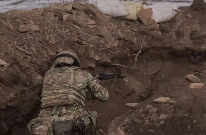 Trong khi đó, Bộ Tổng tham mưu AFU cũng đã chuẩn bị phương án Pokrovsk thất thủ, theo một số thông tin, quân Ukraine đã chuẩn bị rút về phòng thủ ở thành phố Kostiantynivka, nơi các đơn vị sẵn sàng chiến đấu còn lại của AFU đang được tái triển khai. (nguồn ảnh Military Review, Ukrinform, Sputnik).