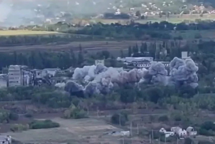 Tuy nhiên, như có thể thấy từ một thông báo trên kênh Telegram của Lữ đoàn 79 AFU, khi lực lượng không quân chiến thuật Nga đang tích cực sử dụng bom lượn có điều khiển UMPK, điều này gây bất lợi cho khả năng tồn tại của các vị trí phòng ngự kiên cố của AFU. (nguồn ảnh Military Review, Ukrinform, TASS).