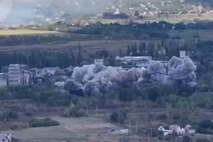 Tuy nhiên, như có thể thấy từ một thông báo trên kênh Telegram của Lữ đoàn 79 AFU, khi lực lượng không quân chiến thuật Nga đang tích cực sử dụng bom lượn có điều khiển UMPK, điều này gây bất lợi cho khả năng tồn tại của các vị trí phòng ngự kiên cố của AFU. (nguồn ảnh Military Review, Ukrinform, TASS).