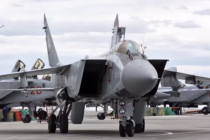 Tướng Chopra mô tả, khi đến gần, chiếc MiG-31 trông to lớn và đồ sộ, lớn hơn chiếc MiG-25 mà Ấn Độ từng sử dụng. Ấn tượng là phần mũi khổng lồ chứa radar cỡ lớn và cửa hút khí được gắn ở hai bên hông. Nhìn vào cửa hút khí khổng lồ, giống như nhìn vào một đường hầm, và có thể thấy đầu của động cơ phản lực.