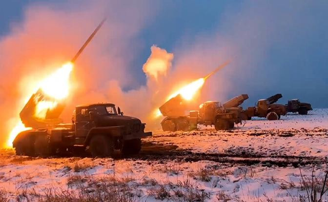 Tuy nhiên, các cuộc tấn công bằng pháo binh và UAV FPV của Nga đã tiêu diệt hàng trăm quân Ukraine trong tuần qua, và nếu chiến dịch phản công tiếp tục, nó sẽ gây khó khăn cho AFU trên các mặt trận khác, nơi mà quân số và nguồn lực đã bị giảm sút.