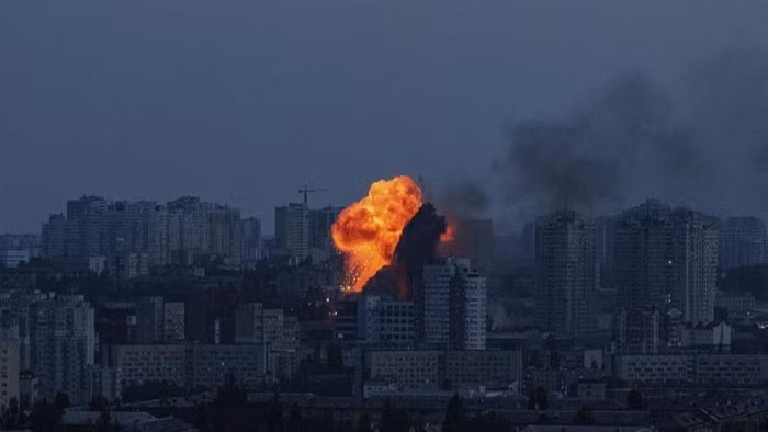 Theo chuyên gia quân sự Ukraine, Oleksandr Kovalenko, Kyiv đang che giấu thông tin về các cuộc tấn công vào các cơ sở công nghiệp và kho quân sự, tập trung sự chú ý của công chúng vào các cuộc tấn công vào cơ sở hạ tầng năng lượng.