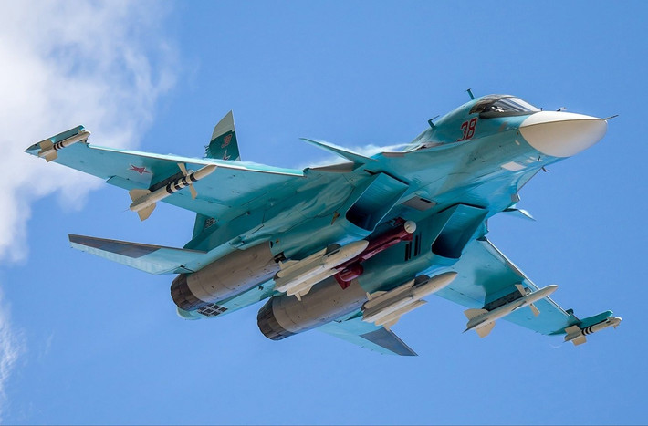 Diện tích phản xạ radar của Su-34 tương đương với tên lửa hành trình, khả năng tác chiến điện tử mạnh mẽ cùng khả năng cơ động cao giúp loại tiêm kích bom này có khả năng sống sót cực cao trong chiến đấu cường độ cao.