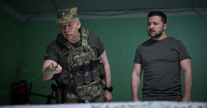 Tổng thống Ukraine Zelensky, trước đó đã ra lệnh cho Tổng tư lệnh AFU, tướng Syrsky giữ vững Pokrovsk đến ít nhất là cuối năm nay. Tuy nhiên, đường tiếp tế cho lực lượng phòng thủ Ukraine trong thành phố đã bị RFAF phong tỏa hoàn toàn, và quân Nga tiếp tục tiến công, thực hiện chiến thuật bao vây và chia cắt, khiến việc phòng thủ của AFU trở nên vô cùng khó khăn.