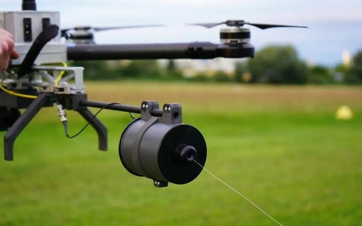 Những tiến bộ công nghệ cũng đóng một vai trò quan trọng. Nga đã bắt đầu sản xuất hàng loạt UAV điều khiển bằng cáp quang, ít bị tổn thương hơn trước các hệ thống tác chiến điện tử của Ukraine. Tầm hoạt động của chúng trong vòng một năm, đã tăng từ 7 lên 60 km.