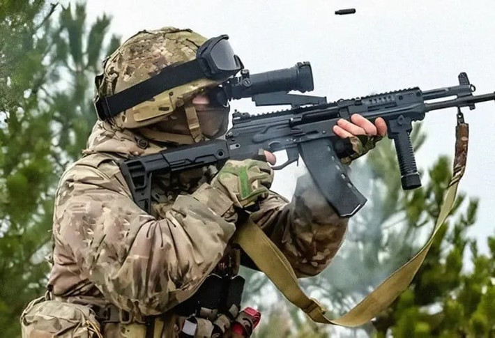 Trung tâm thành phố Pokrovsk đang trở thành một cái bẫy đối với họ, khi khu vực do Ukraine kiểm soát đang bị thu hẹp mỗi ngày, các tuyến đường tiếp cận thành phố bị hỏa lực của Nga bắn phá ác liệt, và nguồn tiếp tế đang cạn dần. Bất kỳ động thái nào bị lộ, cũng sẽ là hỏa lực hỏa lực RFAF bắn phá.