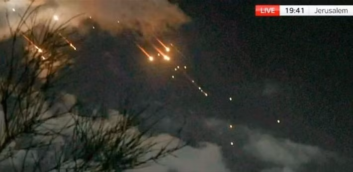 Nói cách khác, Iran đã đe dọa và tấn công; tấn công và đe dọa, rồi lại tấn công. Và tất cả những kêu gọi hay tuyên bố của các quốc gia trong khu vực Trung Đông (kể cả có quan hệ thân thiết với Iran như UAE hay Qatar), chưa kể đến tuyên bố của Thủ tướng Israel Netanyahu hay những lời răn đe của Tổng thống Trump, đều trở nên “thứ yếu” so với Tehran.