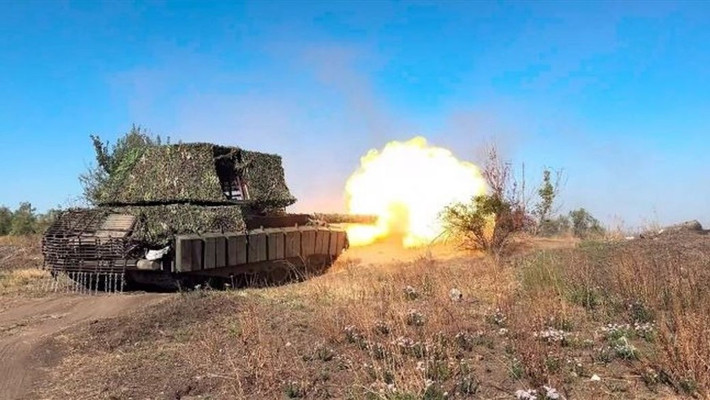 Xa hơn về phía bắc, RFAF đã đánh sập các cứ điểm của đối phương gần Nelepovka. Giao tranh giành thị trấn, cũng như Pleshcheyeyevka lân cận, vẫn đang tiếp diễn. Đồng thời, quân Nga bắt đầu nỗ lực đột phá đến bờ phía bắc hồ chứa Kleban-Byk. Các nhóm bộ binh nhỏ đang tiến qua thảm thực vật gần hồ chứa, cố gắng tránh bị UAV Ukraine phát hiện.