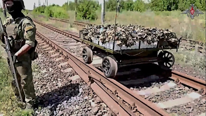 Hơn nữa, quân Nga cũng rất tích cực, tiến quân từ Zatyshok về phía ga xe lửa Dorozhnje, rõ ràng là nhằm cắt đứt tuyến đường tiếp tế của quân Ukraine đến Nykanorivka. Nếu tuyến đường tiếp tế này bị cắt đứt, ngay cả khi quân Ukraine ở đó sống sót, họ cũng sẽ chết đói và không thể cầm cự được lâu.