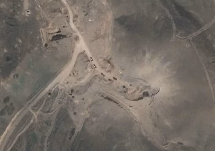 Trên ảnh vệ tinh độ phân giải cao, có thể thấy rõ nhiều máy xúc lật đang xúc đá vụn từ lối vào đường hầm bị tắc nghẽn, do bom, tên lửa của Mỹ và Israel đánh phá trước đó; liên tục chất lên các xe tải chở vật liệu gần đó.