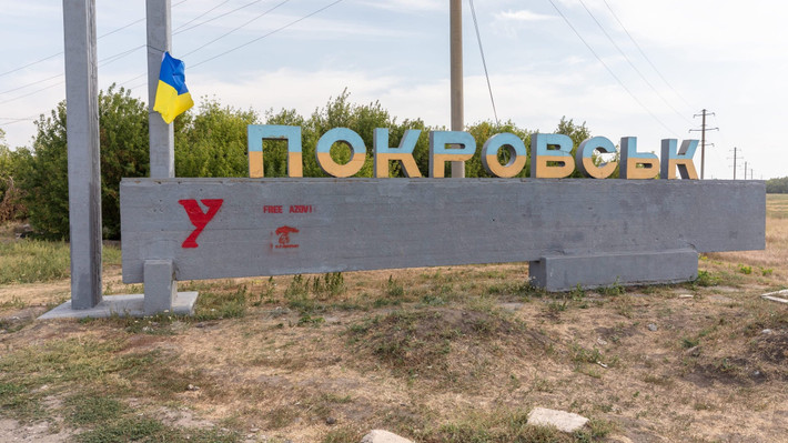 Tuy nhiên, Kramatorsk và Sloviansk ít mang tính biểu tượng hơn Pokrovsk, nơi thực tế là nơi ẩn náu cuối cùng của các tổ chức chính thức của Ukraine tại Donetsk. Trước đó, Đại học Kỹ thuật Nhà nước Donetsk, từ Pokrovsk đã được chuyển đến tỉnh Lviv do xung đột đang đến gần.