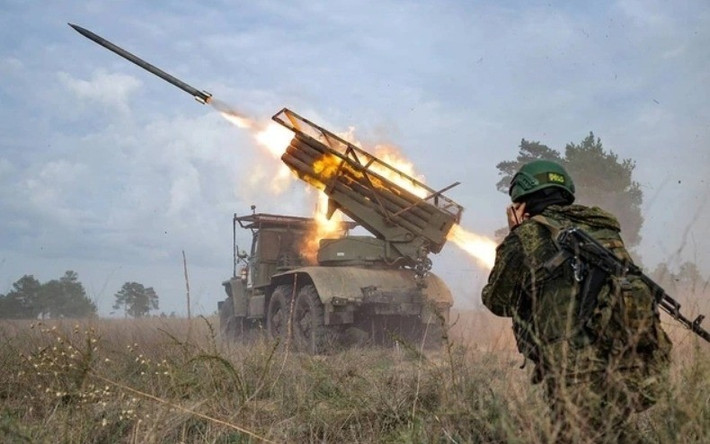 Ngay cả các chuyên gia quân sự của Ukraine, hiện cũng phải thừa nhận rằng vị trí của AFU tại Pokrovsk cực kỳ bấp bênh, khi nhiều đơn vị RFAF đã kiểm soát một số khu phố và tiếp tục tiến quân. Hơn nữa, giao tranh đã nổ ra tại các khu phố ở Myrnohrad, gây thêm áp lực cho quân Ukraine.