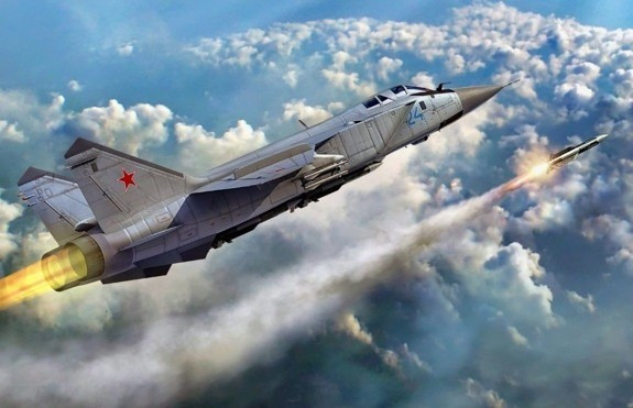 Ưu điểm thực sự của tiêm kích MiG-31 là khả năng bay siêu thanh, nhờ vào radar mảng pha thụ động thế hệ mới và tên lửa không đối không R-37M. Nó có thể thực hiện đánh chặn và tấn công trực diện tốc độ cao.