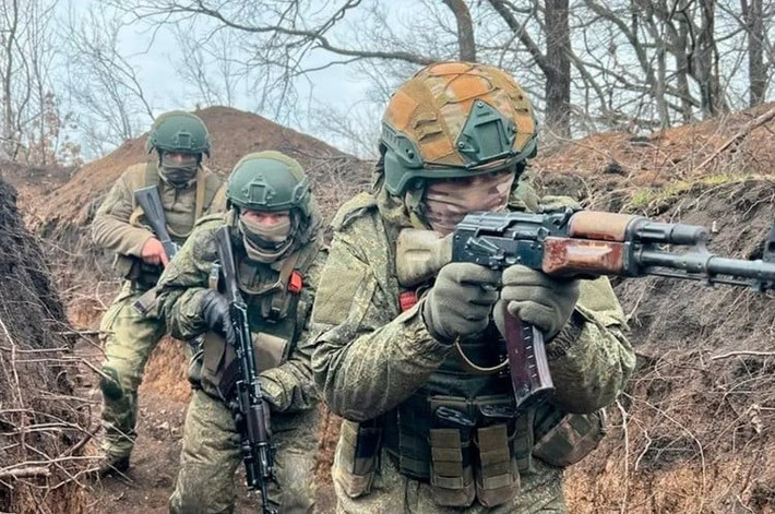 Trang Military Review của Nga cho biết, thành phố Kostiantynivka đã bị quân Nga bao vây từ ba hướng. Việc kiểm soát các điểm cao ở thành phố Chasov Yar bên cạnh, đã mang lại một lợi thế nhất định trong cuộc tấn công vào thành phố này.