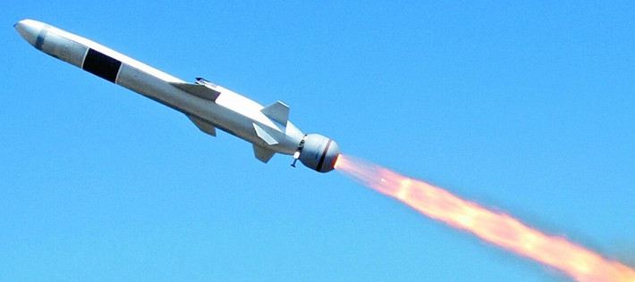 Trước hết, điều quan trọng là phải phân biệt sự khác nhau cơ bản, giữa hai loại tên lửa chống hạm được đề cập trong các báo cáo của Tehran. Loại tên lửa chống hạm phổ biến nhất hiện nay là tên lửa hành trình. Đây thực chất là những máy bay cảm tử không người lái, có thể bay ở độ cao thấp nhất có thể so với mặt đất và mặt nước với tốc độ cận âm, để gây khó khăn cho việc phát hiện và đánh chặn.