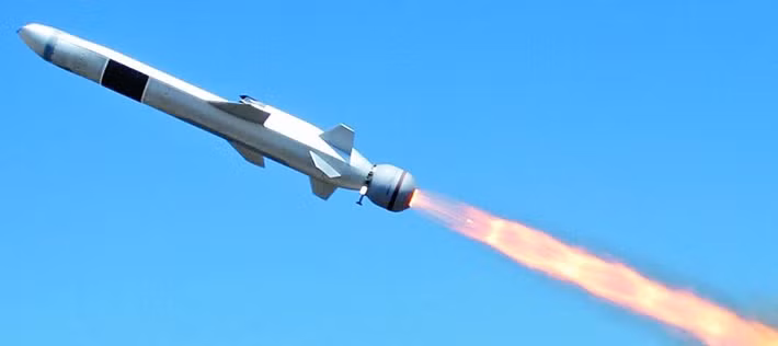 Trước hết, điều quan trọng là phải phân biệt sự khác nhau cơ bản, giữa hai loại tên lửa chống hạm được đề cập trong các báo cáo của Tehran. Loại tên lửa chống hạm phổ biến nhất hiện nay là tên lửa hành trình. Đây thực chất là những máy bay cảm tử không người lái, có thể bay ở độ cao thấp nhất có thể so với mặt đất và mặt nước với tốc độ cận âm, để gây khó khăn cho việc phát hiện và đánh chặn.