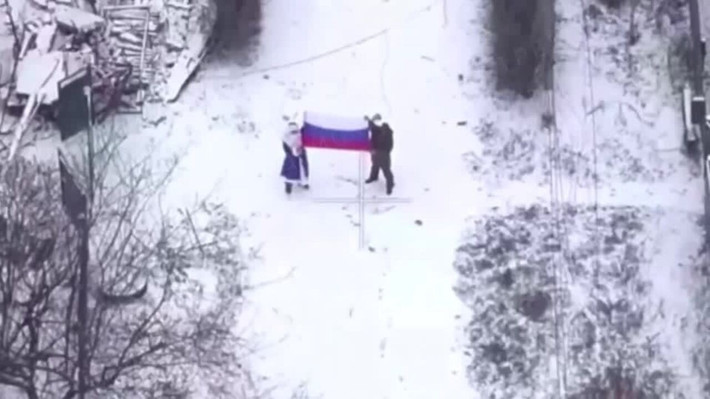 Sau khi kiểm soát phần lớn khu đô thị Pokrovsk, ở phía tây tỉnh Donetsk, Quân đội Nga (RFAF) tiếp tục tiến công vào khu đô thị Myrnohrad. Lần này, RFAF tung các đơn vị thủy quân lục chiến tinh nhuệ nhất của họ vào chiến đấu. Trung tướng Sukhrab Akhmedov, trực tiếp chỉ huy và lên kế hoạch cho chiến dịch tấn công này.