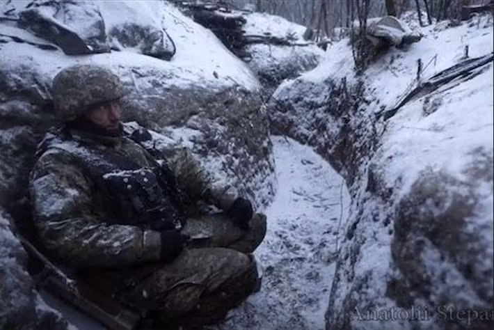 Trên mặt trận Kupyansk (phía nam Kharkiv), đợt rét đậm khiến ngay cả những vị trí được xây dựng kiên cố cũng khó lòng chống chọi nổi. Trong một cuộc đột kích vào một hầm trú ẩn của Ukraine gần Petropavlovka, lính đặc nhiệm Nga đã phát hiện sáu binh sĩ Ukraine chết cóng.