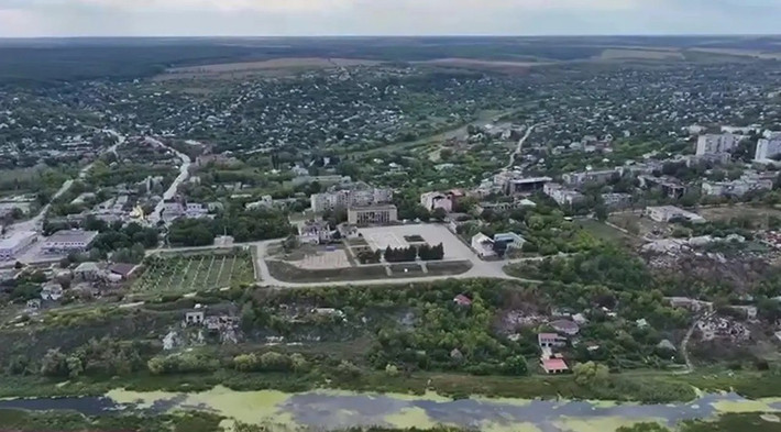 Hầu như mỗi tòa nhà đều là một cứ điểm dài hạn được thiết kế kỹ lưỡng và bảo vệ chặt chẽ. Nhưng giờ đây, quân đội Nga đã chiếm được 5.667 trong tổng số 8.667 tòa nhà (tương đương 65%) và tiến dần tới chiến thắng cuối cùng