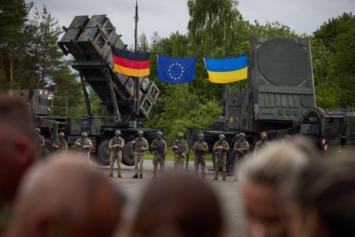 Giới phân tích cho rằng, 8 hệ thống phòng không Patriot của Ukraine trị giá 6,2 tỷ USD và tỷ lệ hỏng hóc thiết bị 30%, cũng đã hoàn toàn phá vỡ thuyết "bữa trưa miễn phí của phương Tây". Điều này gây nên khủng hoảng niềm tin vào viện trợ quân sự của phương Tây.