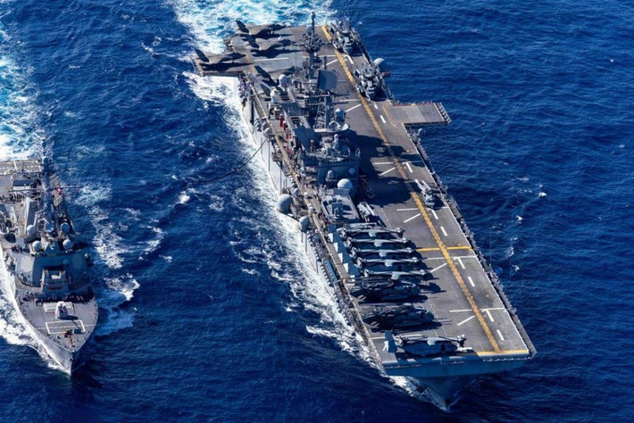 Hiện tàu tấn công đổ bộ USS Tripoli, chở 2.500 lính thủy đánh bộ thuộc Lực lượng Viễn chinh Thủy quân lục chiến số 31, hiện đang trên đường đến khu vực này. Mặc dù Tổng thống Trump, tuyên bố tấn công đảo Kharg, nhắm vào "các cơ sở quân sự" và không nhằm vào hạ tầng dầu mỏ, nhưng đe dọa sẽ thay đổi quyết định “bất cứ lúc nào”.