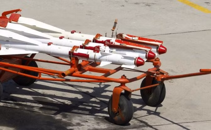 Tên lửa không đối không R-60 (tên mã NATO: Aphid) được trang bị trên UAV Gerans của Nga, có khả năng bắn hạ mục tiêu trên không của đối phương ở cự ly từ 10-12 km. Về cơ bản, đây là loại tên lửa sử dụng đầu dò hồng ngoại, hoạt động theo nguyên lý “bắn và quên”.