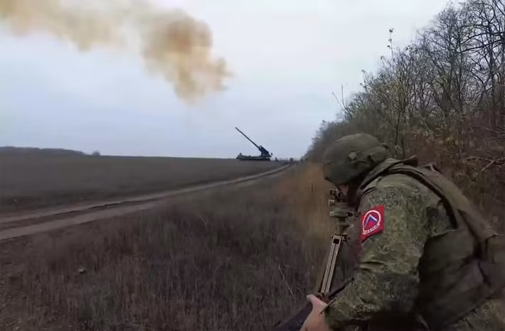 Với cự ly này, hỏa lực pháo chiến thuật hoặc UAV FPV của RFAF, có thể tấn công các mục tiêu trong khu vực của hai thành phố “song sinh” Slovyansk-Kramatorsk. Và như những tháng gần đây đã cho thấy, ngay khi UAV FPV của RFAF có thể tiếp cận thành phố, hậu cần của đối phương sẽ bị phá vỡ nghiêm trọng.